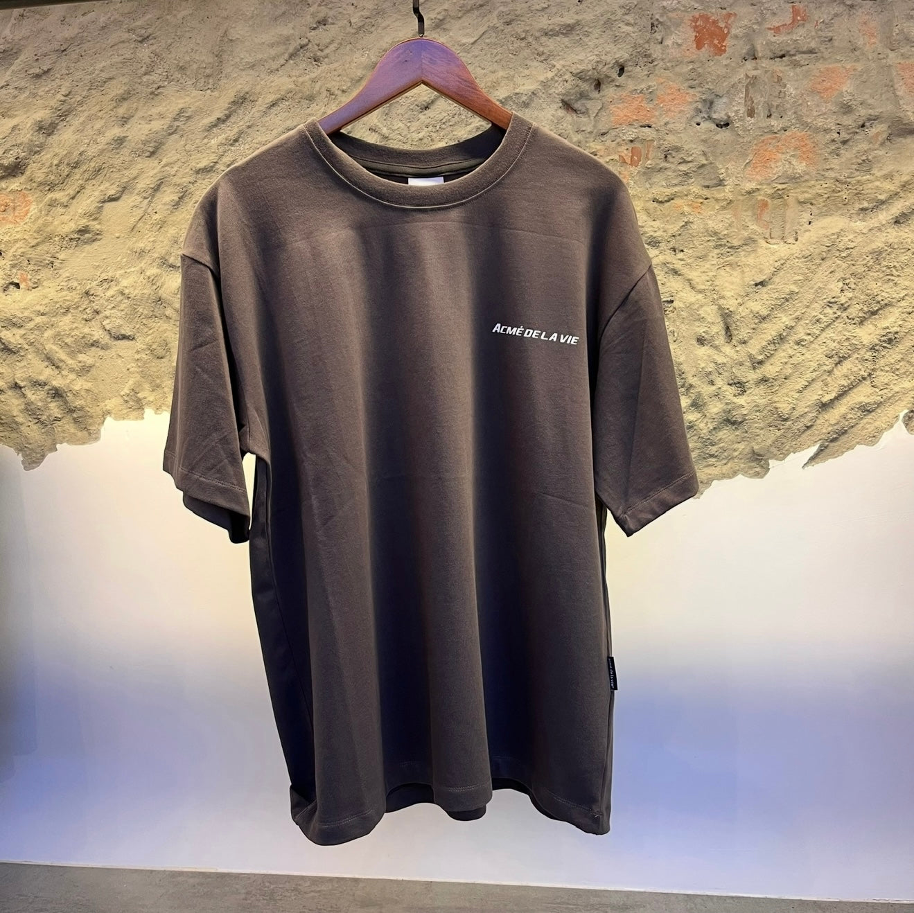 AC MÉ DE LA VIE (ADLV) Essential Logo Tee – Charcoal