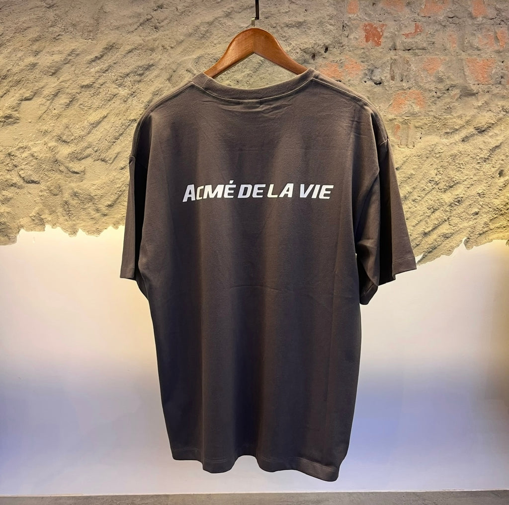 AC MÉ DE LA VIE (ADLV) Essential Logo Tee – Charcoal