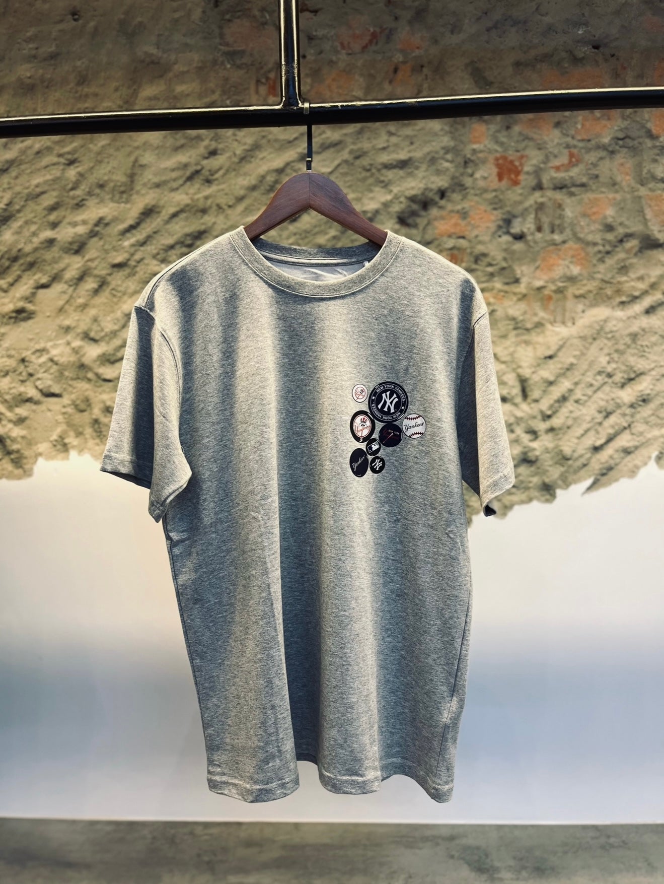 New Era New York Yankees Grey Badge Tee – COOLERA® Edition